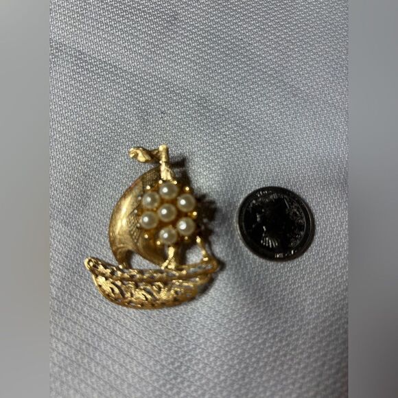 Vintage Goldtone & Pearls Sailboat Brooch Excellent Preloved Condition - Picture 3 of 4